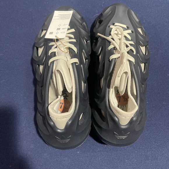 Adidas - Picture 2 of 5